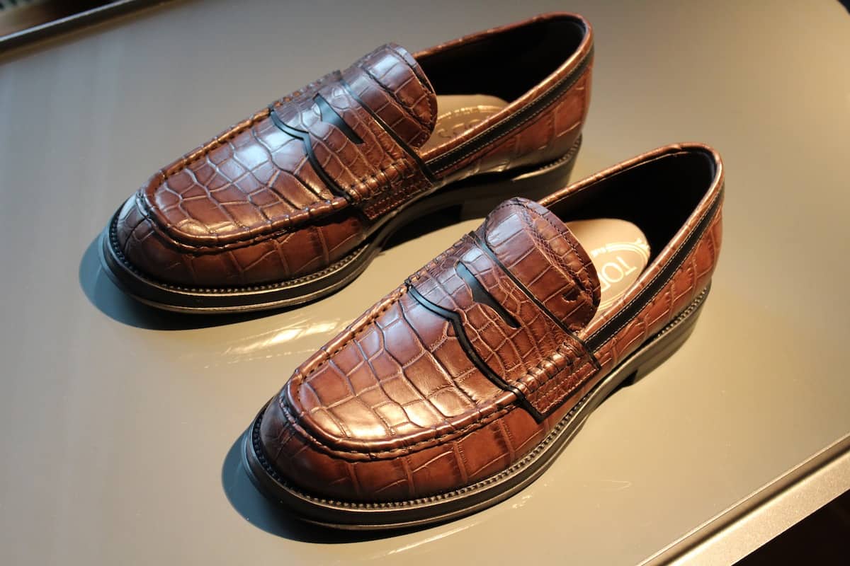 Oggetti nei risultati della ricerca Scarpe Le scarpe da uomo sono molto di più di un dettaglio. A volte, completano il look e ne rafforzano lo stile: impossibile pensare ad uno smoking senza le sue stringate eleganti.