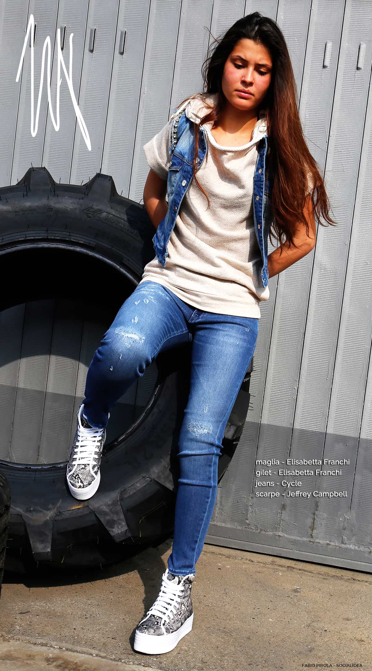 Come indossare e abbinare una giacca di jeans con sneakers alte per una  donna di 30 anni in primavera 2022 in modo casual (2 outfit) | Lookastic